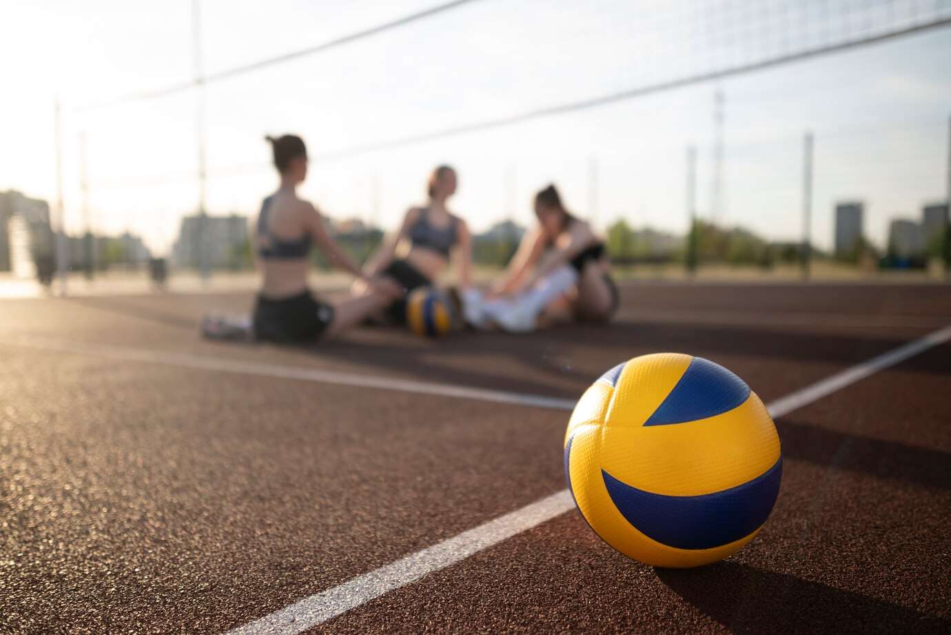 chicas-preparandose-campo-voleibol_23-2149451042