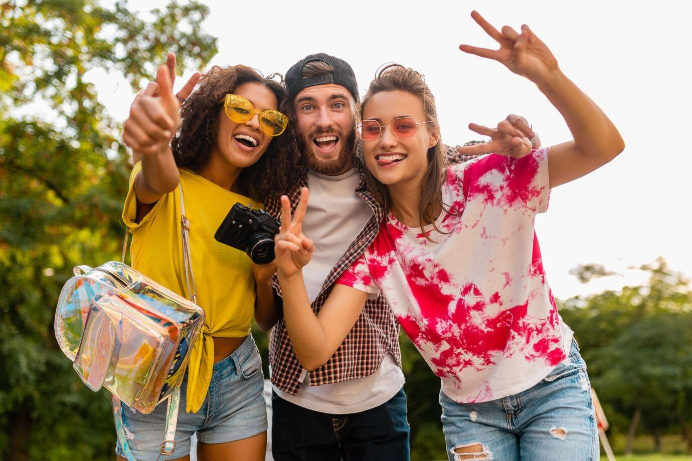feliz-joven-compania-amigos-sonrientes-emocionales-caminando-parque-camara-fotos-hombres-mujeres-divirtiendose-juntos_285396-8949
