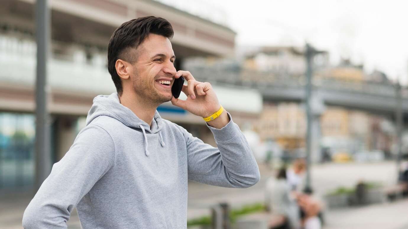 hombre-adulto-positivo-hablando-telefono_23-2148531017
